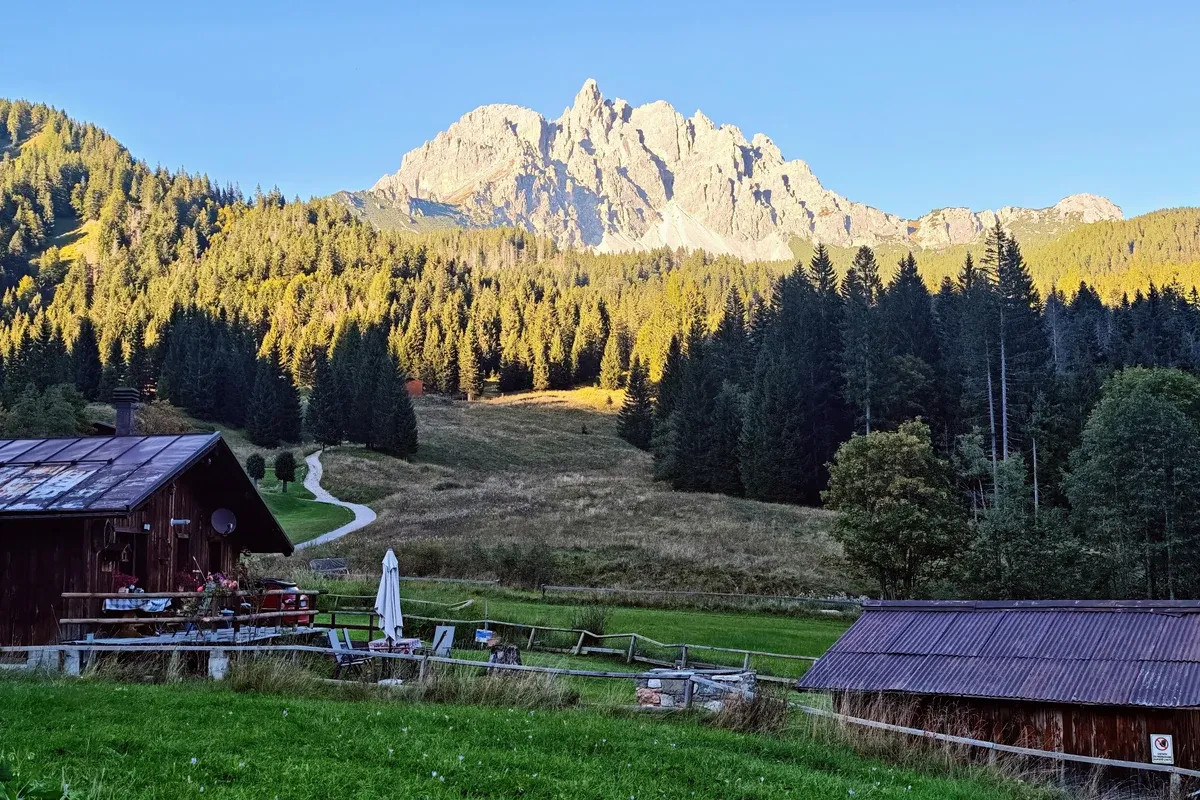 Terraço de um refúgio de montanha nas Dolomitas