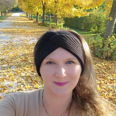 Marilucia apreciando a paisagem alpina nas Dolomitas