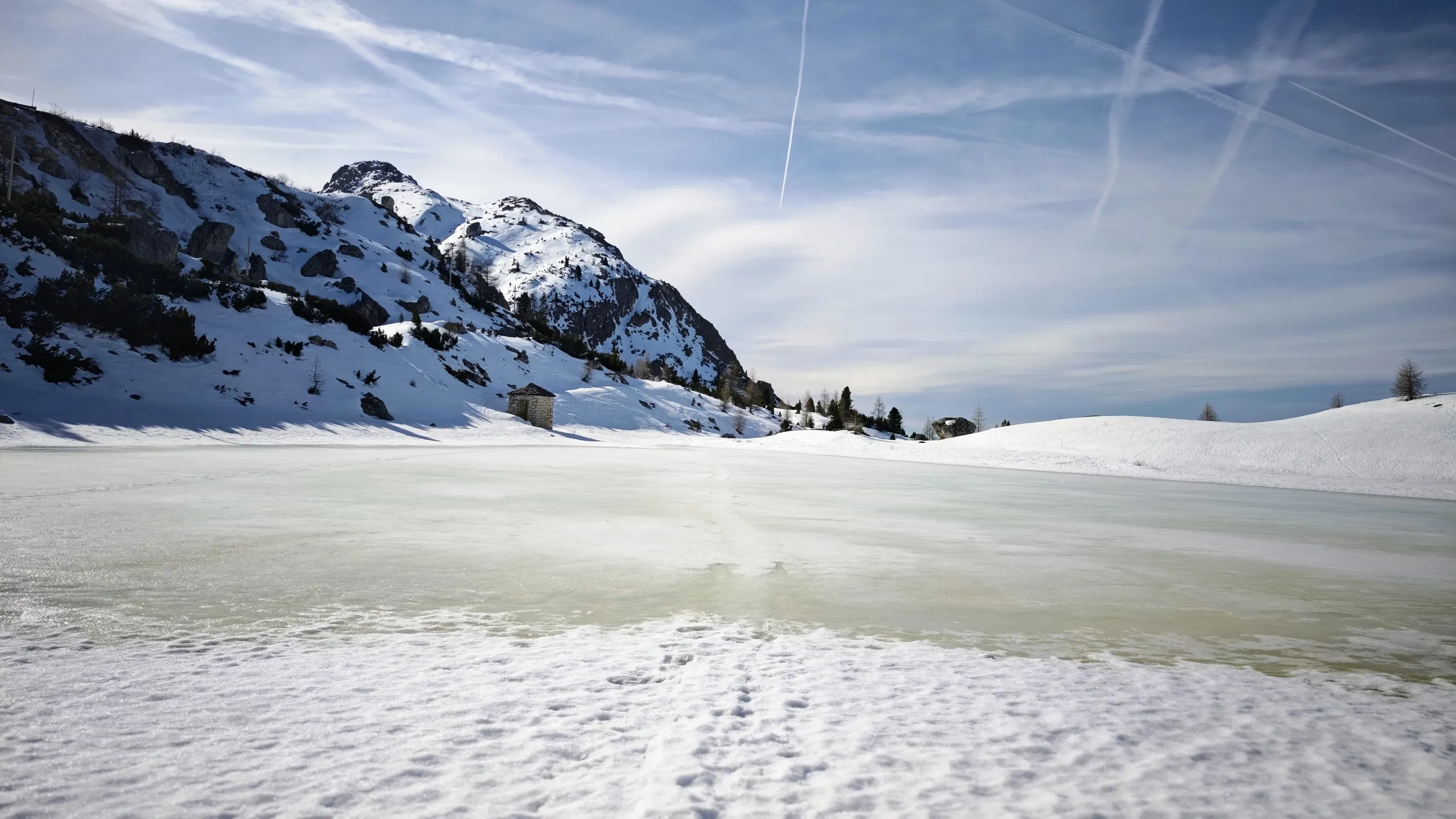 Almoço com vista panorâmica na Baita Spiaggia Verde em Cortina d'Ampezzo.