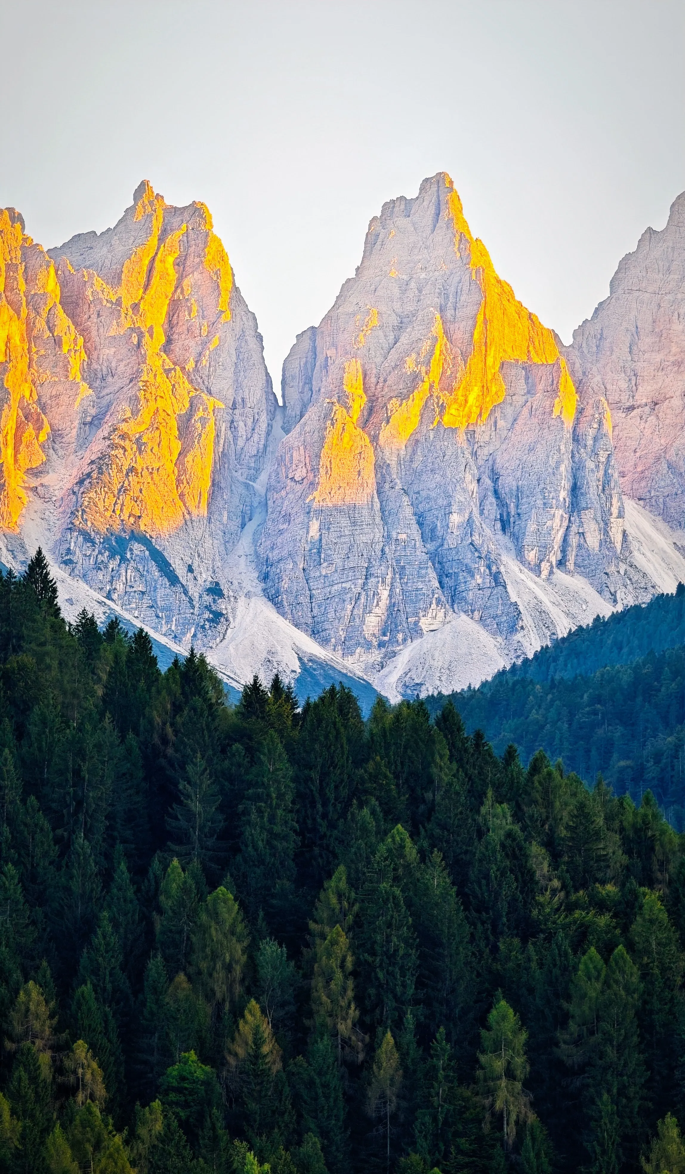 Vista do Passo Giau ao pôr do sol com os picos das Dolomitas cobertos pela luz rosa da Enrosadira