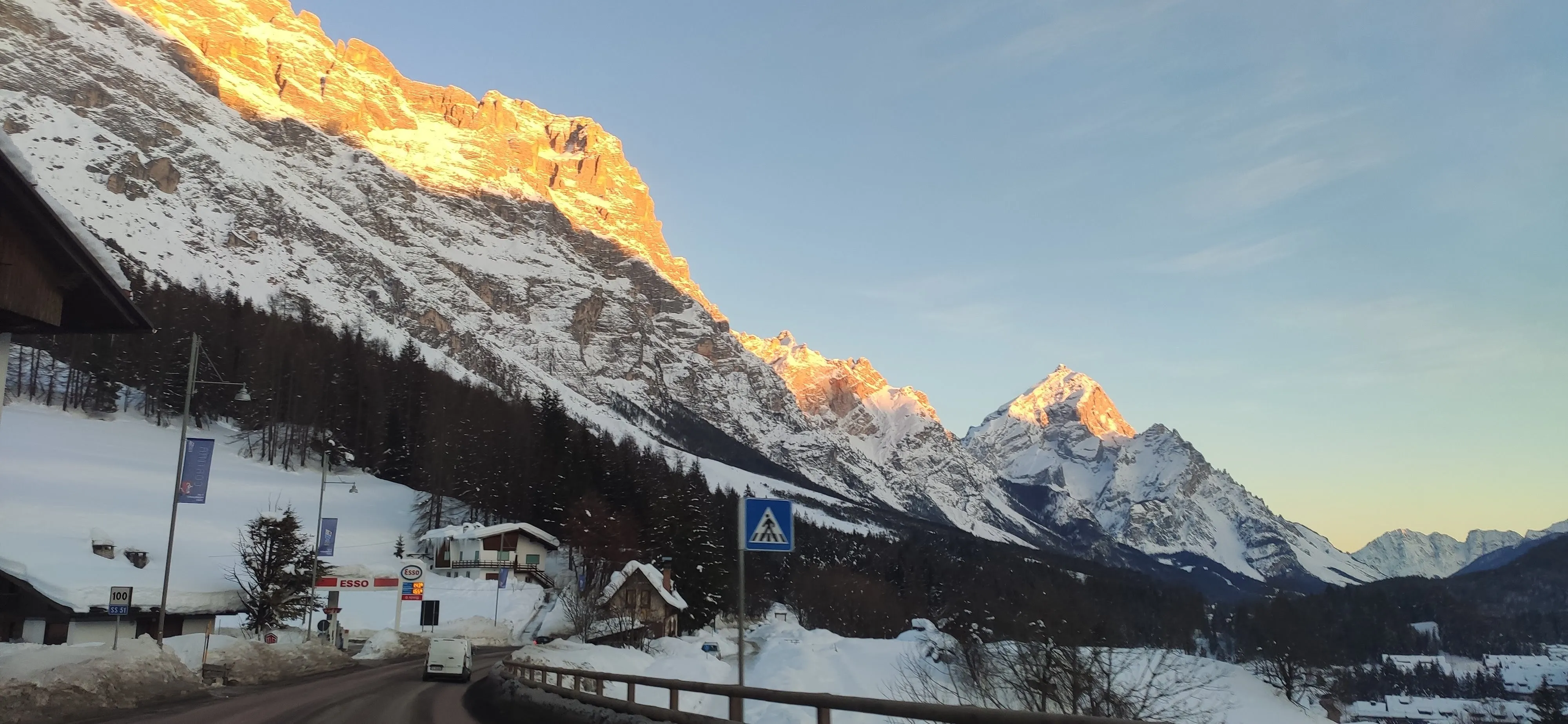 Detalhe das rochas de dolomita com tons de rosa e laranja durante a Enrosadira nas Dolomitas italianas