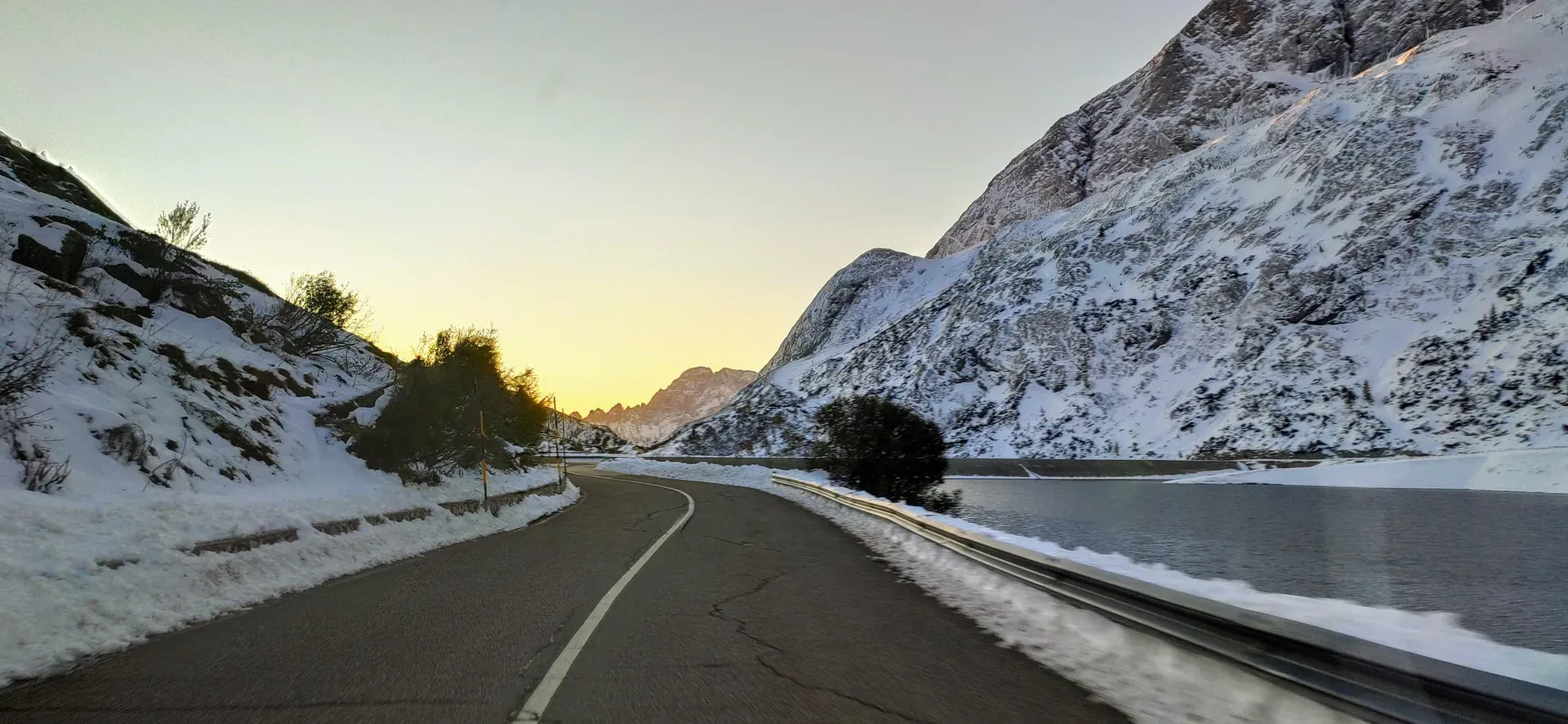 Curva sinuosa em estrada de montanha nas Dolomitas, ilustrando a complexidade da direção local.