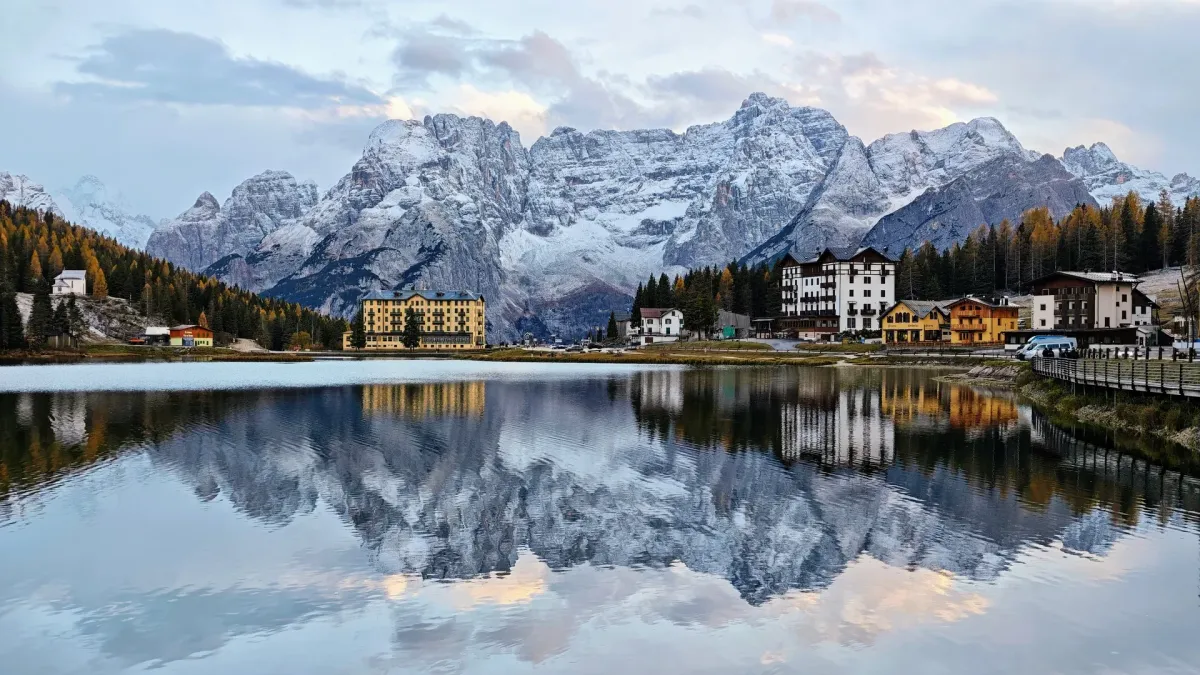 Reflexo das montanhas nas águas cristalinas do Lago di Misurina