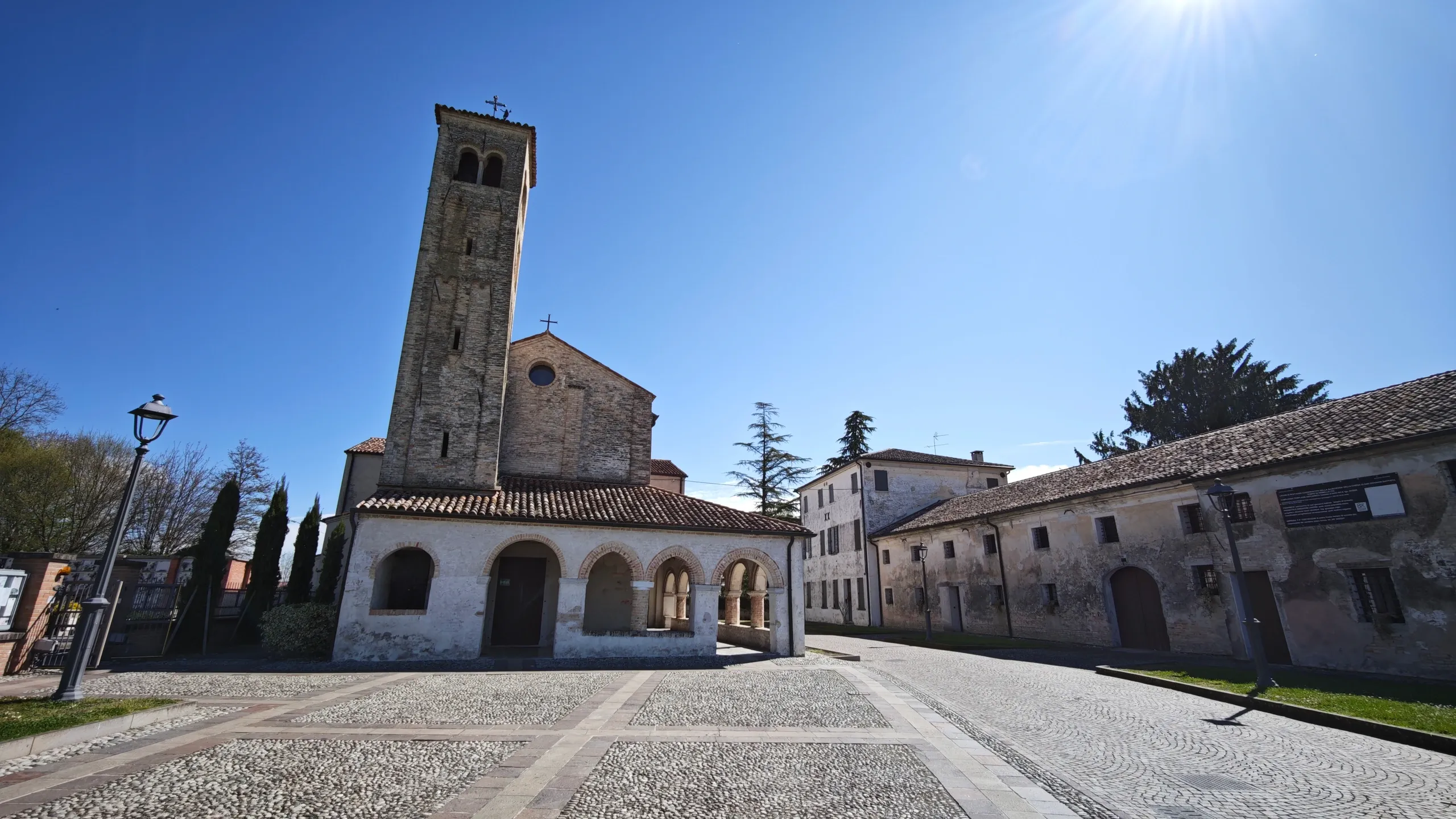A rara Igreja de San Giovanni Battista (Tempio) com sua torre medieval