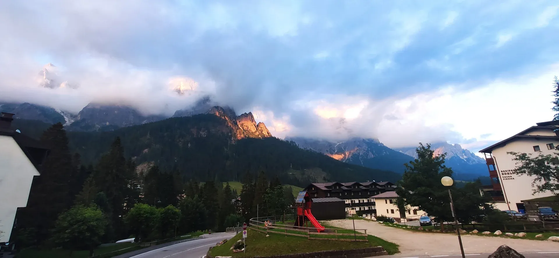 Picos das Dolomitas em San Martino di Castrozza brilhando intensamente com tons dourados durante o entardecer