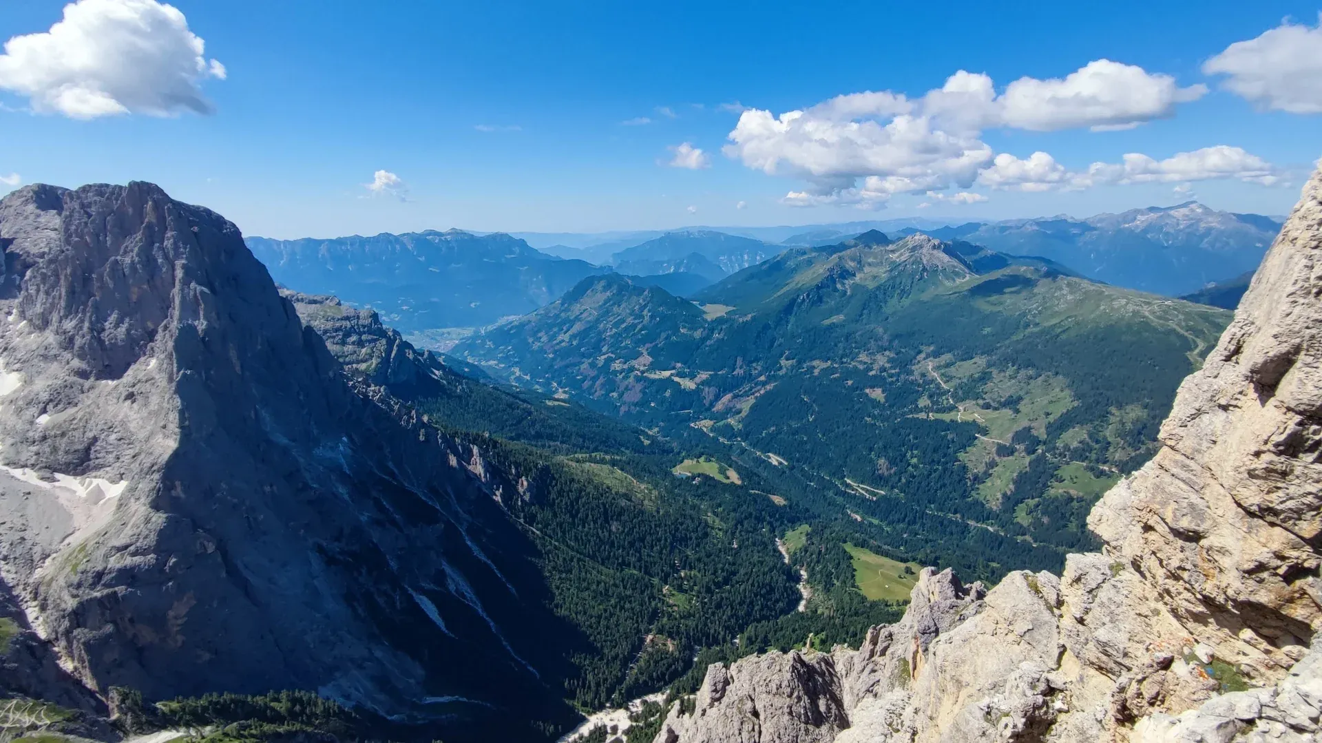 Paisagem verdejante com vegetação alpina nas Dolomitas de San Martino di Castrozza no verão
