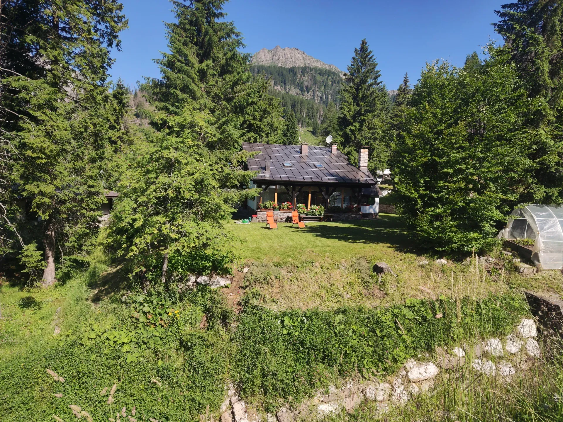 Pico rochoso com vista ampla sobre as montanhas de San Martino di Castrozza nas Dolomitas
