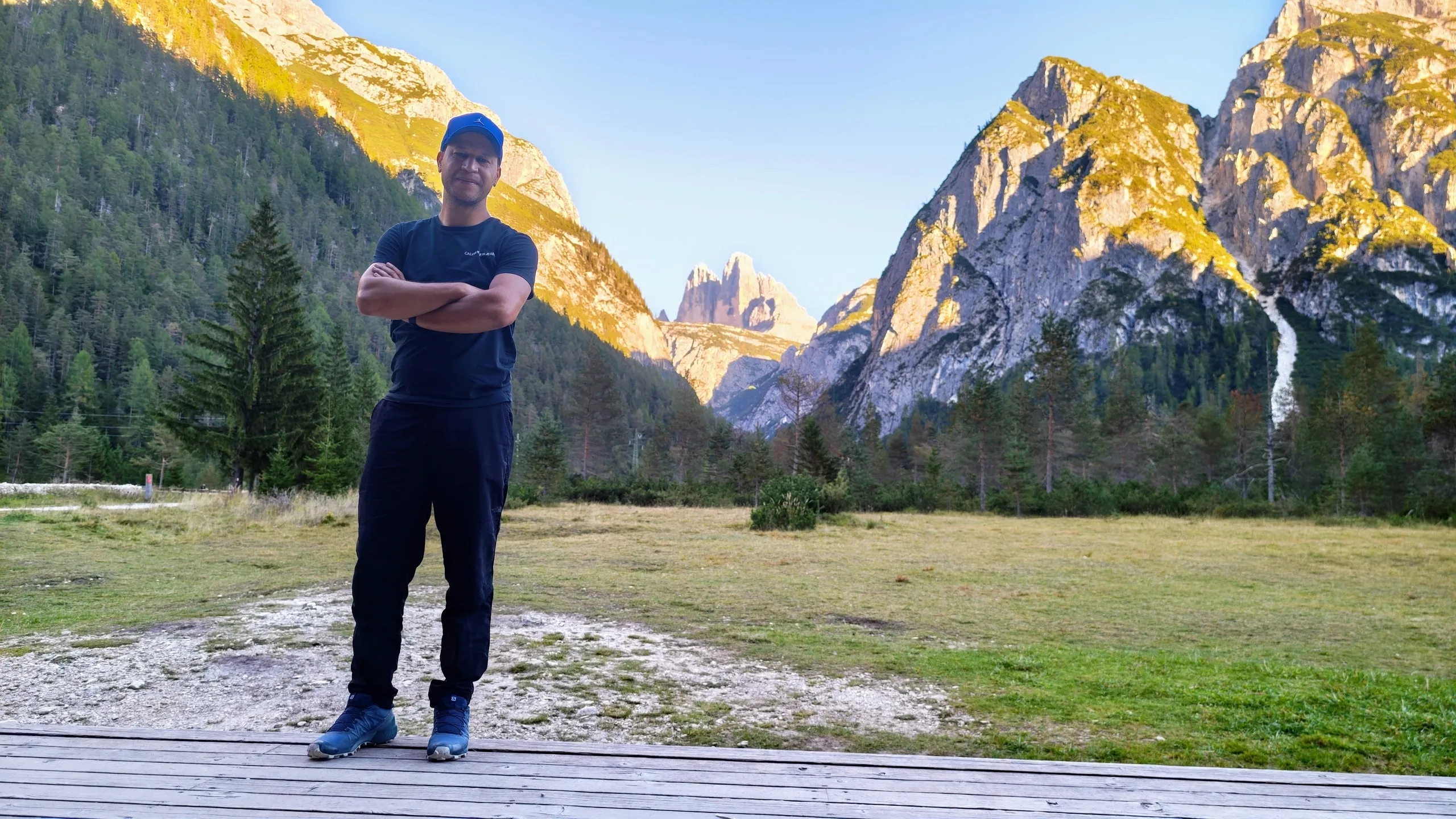 Junior, motorista e especialista local, em frente às icônicas montanhas Tre Cime di Lavaredo.