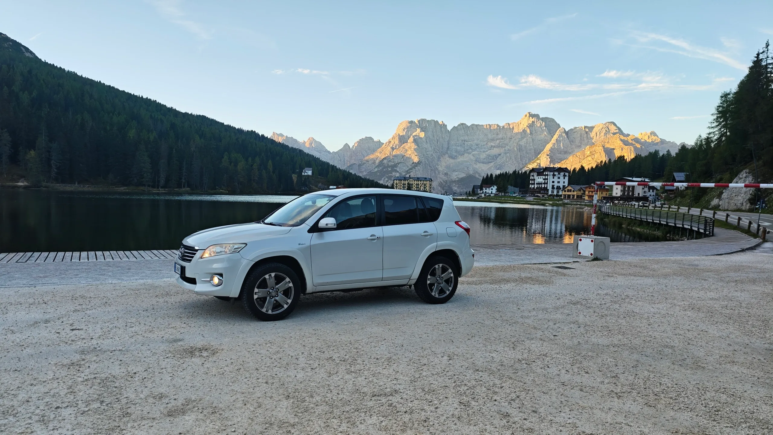 Nosso SUV 4x4 preparado para neve e terrenos difíceis, garantindo total segurança no trajeto.
