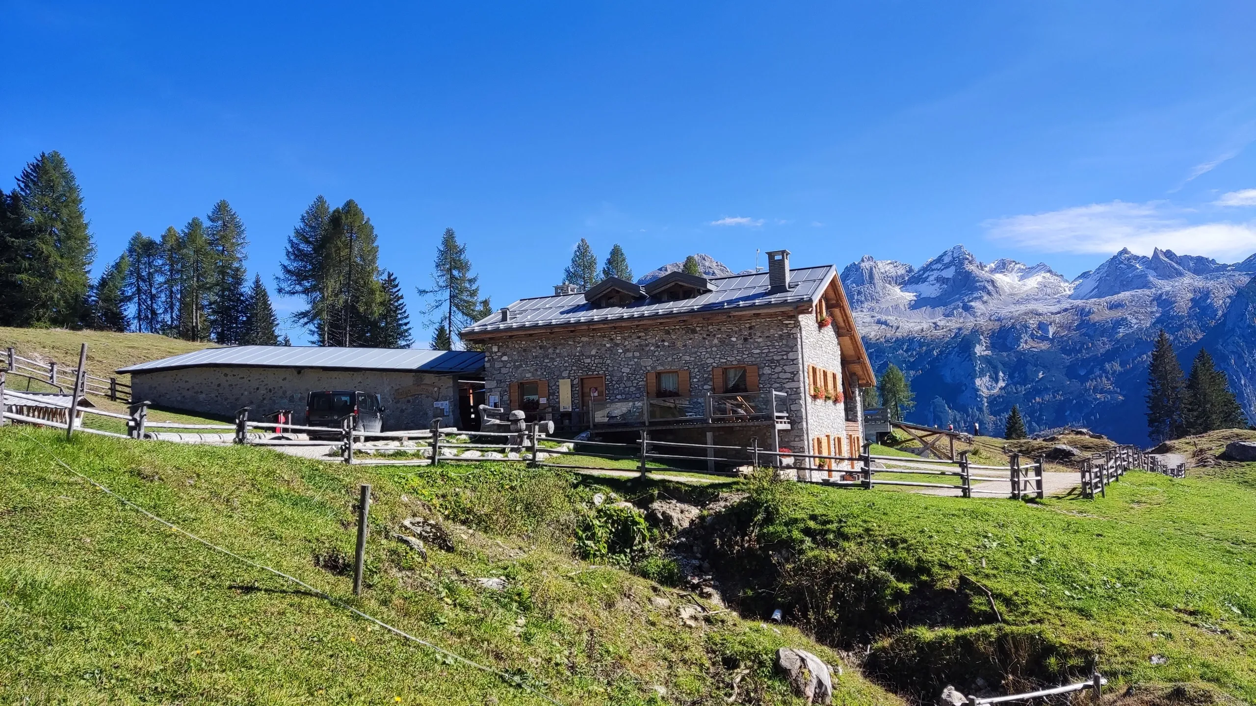Rifugio tradicional nas Dolomitas, o tipo de destino que acessamos com segurança total no transfer.
