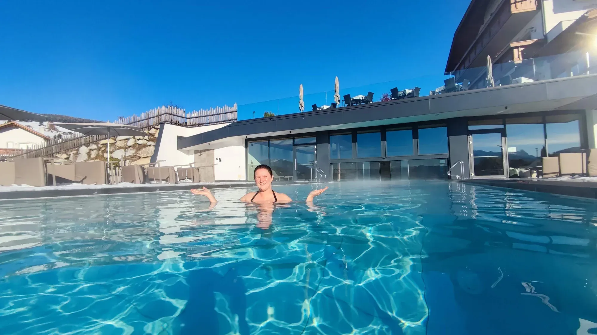 Experiência de relaxamento total em uma piscina de borda infinita aquecida em Val Gardena durante o inverno