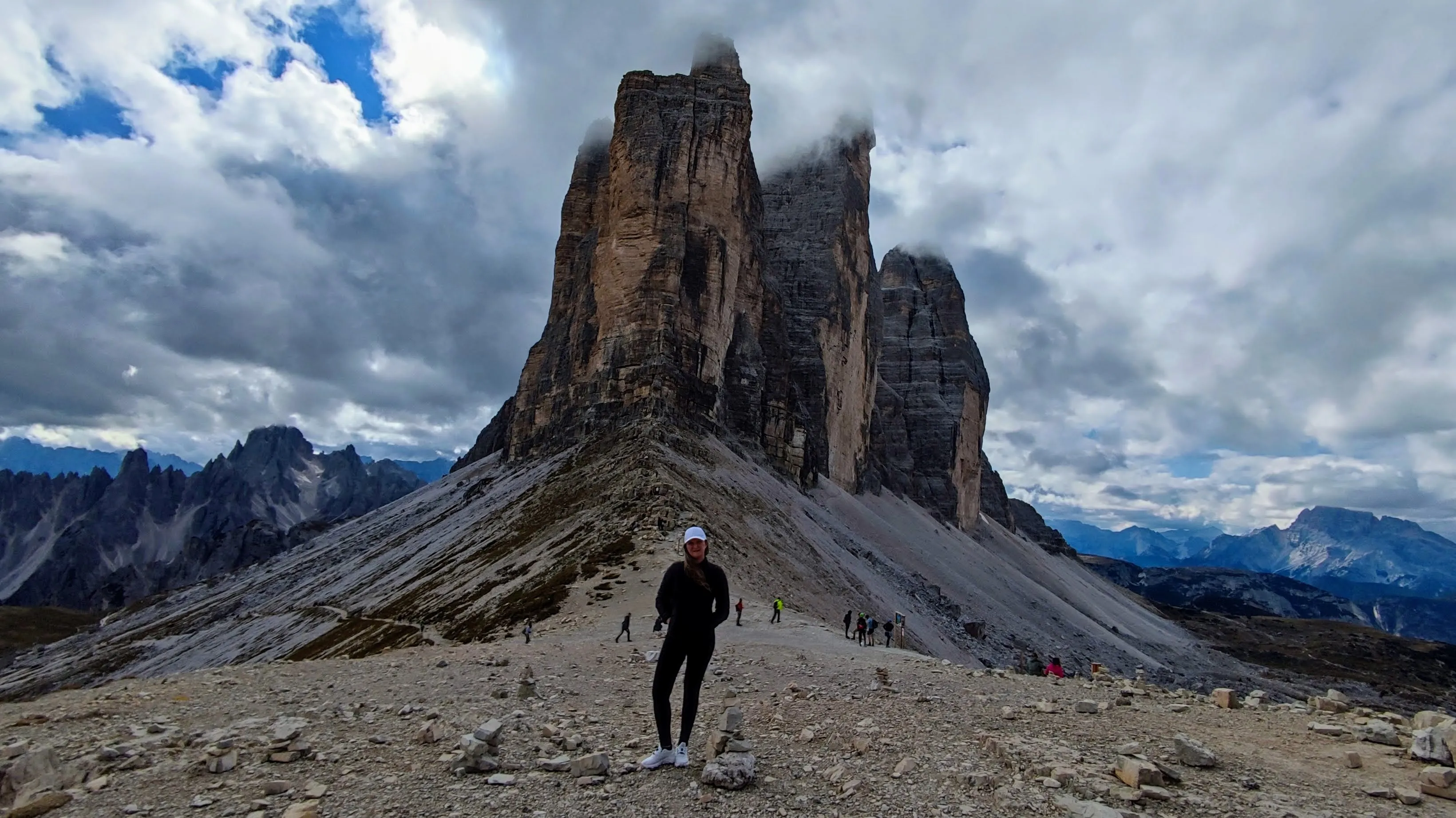 Uma van premium da Porca Miséria estacionada próxima a uma paisagem alpina, pronta para um transfer de luxo nas Dolomitas